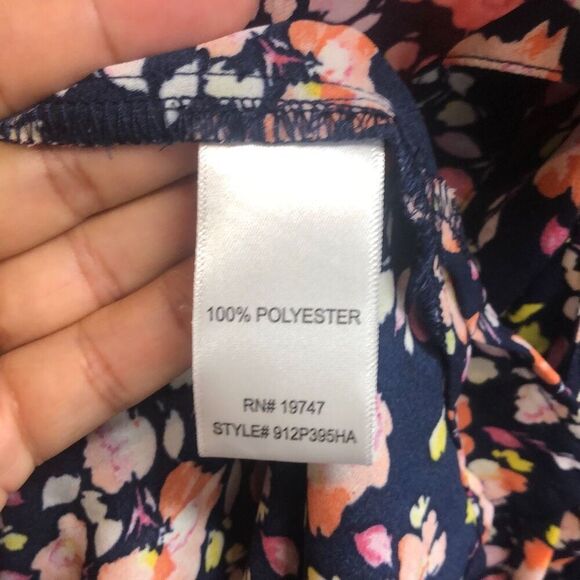 357. Counterparts v-neck floral blouse size large NWT - Picture 6 of 7